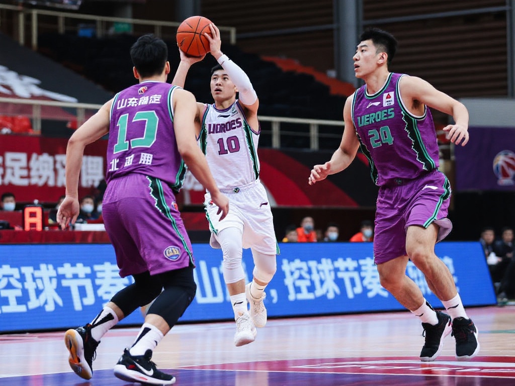 山东男篮常规赛四胜北控,心理优势或成关键 此外,从战术执行力的角度看,山东体现出更